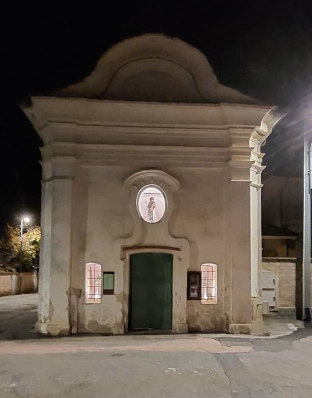 La facciata della Cappella San Rocco a Piobesi Torinese